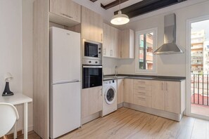 Fridge, microwave, oven, coffee/tea maker - This cozy apartment is a guarantee of an unforgettable stay in Barcelona. Located in the Eixample, one of the most emblematic neighborhoods of Barcelona, close to bars, stores and restaurants, with a great connection, the metro is less than 2 minutes (Barcelona)