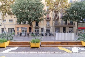 Exterior - This cozy apartment is a guarantee of an unforgettable stay in Barcelona. Located in the Eixample, one of the most emblematic neighborhoods of Barcelona, close to bars, stores and restaurants, with a great connection, the metro is less than 2 minutes (Barcelona)