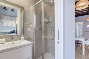 Secadora de cabello, toallas, shampoo 