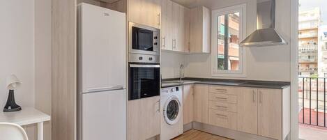 Réfrigérateur, micro-ondes, four, cafetière/bouilloire