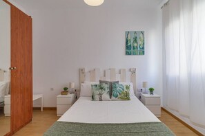 1 habitación, escritorio, tabla de planchar con plancha y cuna de viaje
