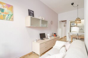 Työpöytä, silitysrauta/-lauta, vauvan matkasänky, ilmainen Wi-Fi