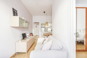 Escritorio, tabla de planchar con plancha, cuna de viaje y wifi gratis 