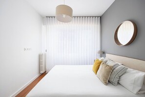 2 chambres, fer et planche à repasser, lit de bébé portatif