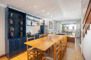Dining - House with 4 bedrooms, 3 bathrooms, located in the old town of Montgat and only 5 minutes from the beach. (Montgat)