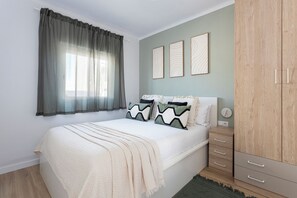 2 bedrooms, iron/ironing board, travel cot, free WiFi - Experience the magic of Barcelona from our delightful attic apartment! Nestled above the city’s vibrant streets, it offers a peaceful retreat while keeping you close to all the action. With a metro station just an 8-minute walk away. (L'Hospitalet de Llobregat)