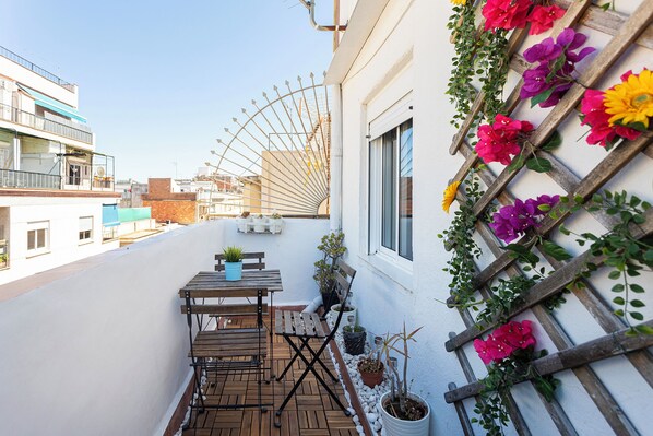 Outdoor dining - Experience the magic of Barcelona from our delightful attic apartment! Nestled above the city’s vibrant streets, it offers a peaceful retreat while keeping you close to all the action. With a metro station just an 8-minute walk away. (L'Hospitalet de Llobregat)