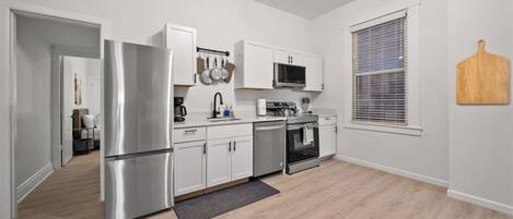 ثلاجة، ميكروويف، فرن، موقد طهي مسطح