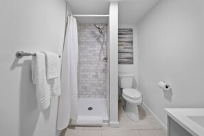 Sèche-cheveux, serviettes fournies