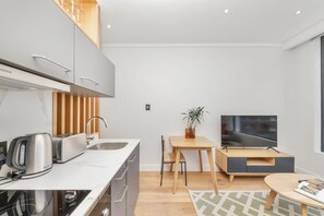 Réfrigérateur, four à micro-ondes, surface de cuisson, grille-pain