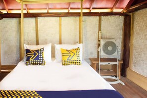 Economy Double Room | Bed sheets - Hotel O Bale Kertiasih Near SMPN Satap 4 GANGGA (Janapria)