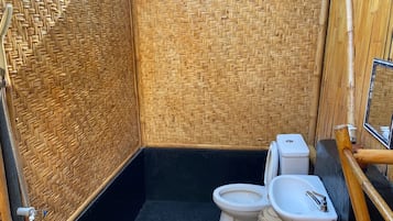 Economy tweepersoonskamer | Badkamer | Een douche, handdoeken, zeep