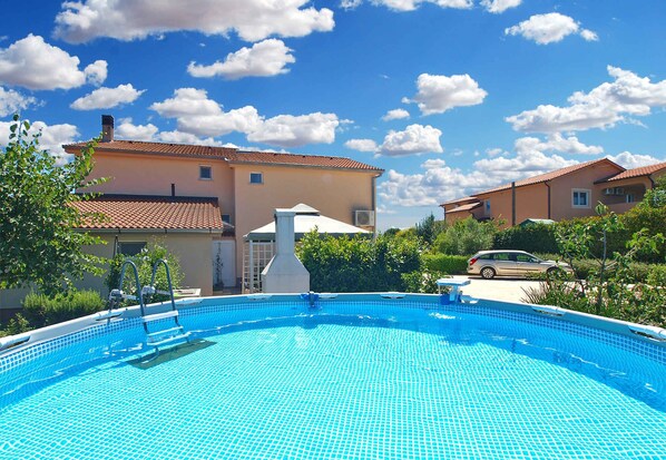 Pool - Holiday apartment with shared swimming pool (Loborika)