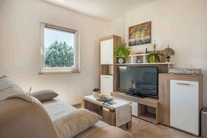 TV - Holiday apartment with shared swimming pool (Loborika)