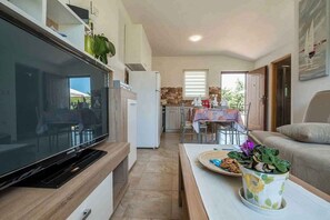 TV - Holiday apartment with shared swimming pool (Loborika)