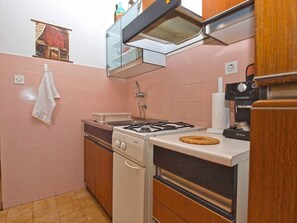 Kjøleskap, kokeplater og kaffetrakter/tekoker