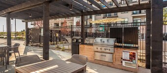 CozySuites Nora 3BR near Fashion Mall