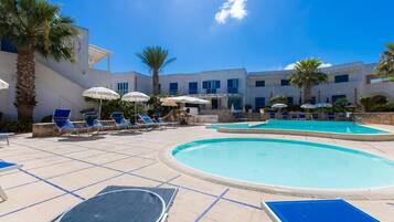 Außenpool (je nach Saison geöffnet), Sonnenschirme, Liegestühle