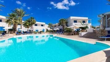 Außenpool (je nach Saison geöffnet), Sonnenschirme, Liegestühle