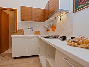 Kühlschrank, Herdplatte, Kochgeschirr/Geschirr/Besteck