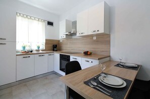 Fridge, oven, stovetop, coffee/tea maker - Holiday apartment with air conditioning (Pula)