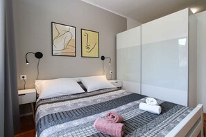 2 bedrooms, iron/ironing board, internet