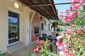 Outdoor dining - Holiday apartment with air conditioning (Pula)