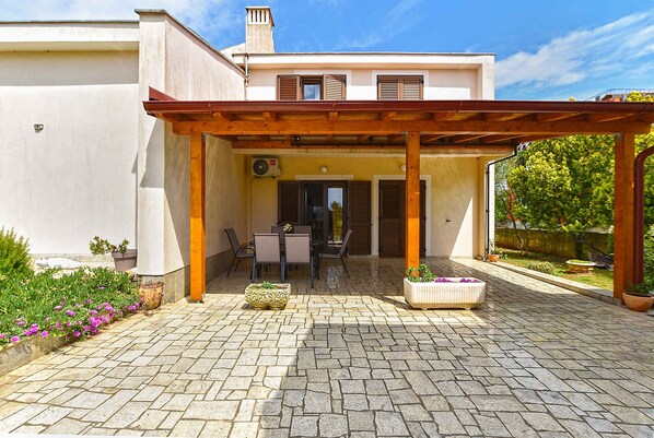 Outdoor dining - Holiday apartment with air conditioning (Banjole)