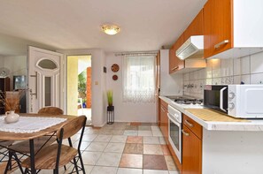 Refrigerador, horno, parrilla de estufa y cafetera y tetera