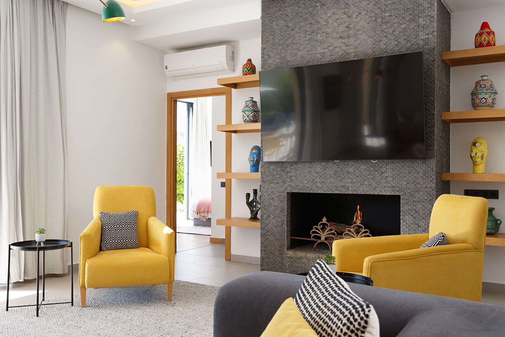 Smart TV, fireplace
