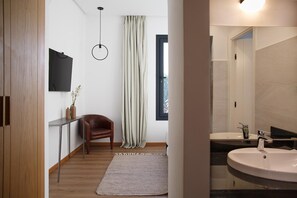 4 soverom, safe på rommet, strykejern/-brett og reiseseng for barn