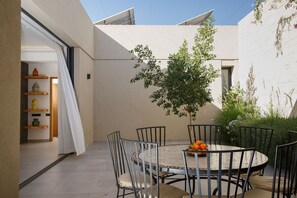 Outdoor dining - ADA ADA, modern villa with private pool - 13 km city center (4 bdrms/8 guests) (Marrakech)