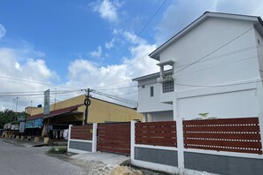 Exterior - Hotel O White House SyariahNearOYO 93457 White House Syariah (Pekanbaru)