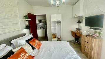 Signature Condo, 1 Bedroom, Balcony, Partial Ocean View | 1 bedroom, individually decorated, individually furnished, desk