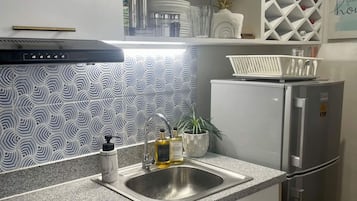 Signature Condo, 1 Bedroom, Balcony, Partial Ocean View | Private kitchen | Fridge, microwave, oven, stovetop
