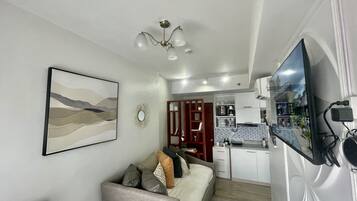 Signature Condo, 1 Bedroom, Balcony, Partial Ocean View | Living room | 42-inch Smart TV with digital channels, Netflix, books