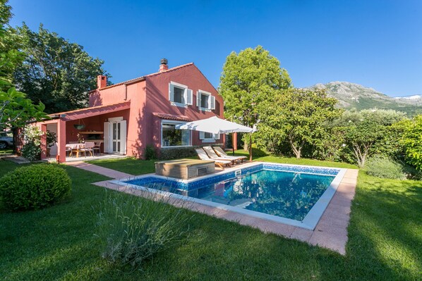 Comfort Villa - Stunning Red Cottage with a Pool (Zupa dubrovacka)