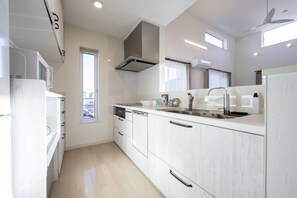 Family Villa | Private kitchen | Full-sized fridge, microwave, oven, stovetop - THE LUNA LOUNGE (Sapporo)