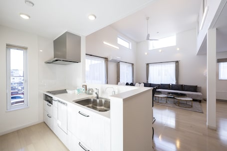 Family Villa | Private kitchen | Full-size fridge, microwave, oven, stovetop