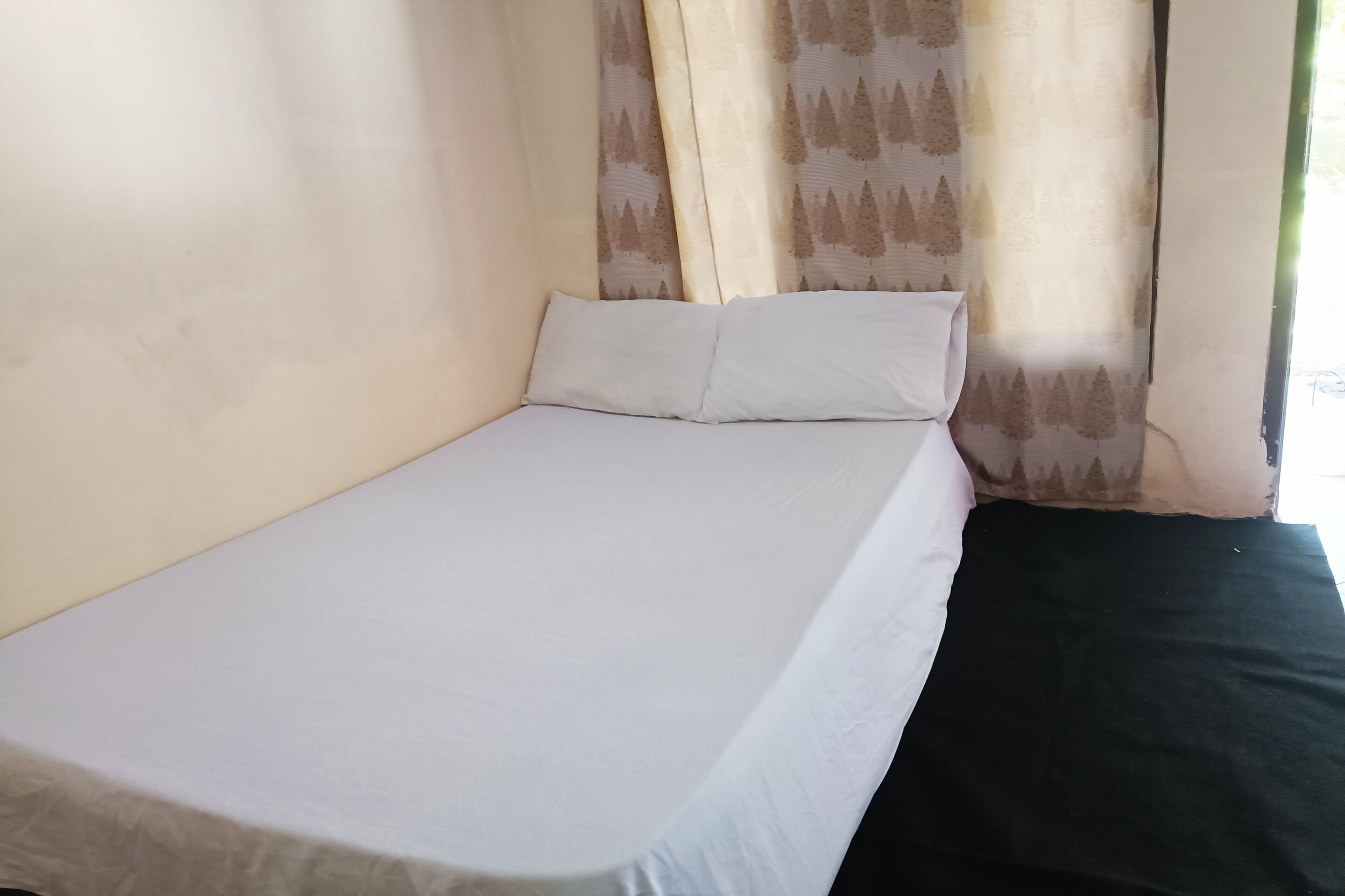 Escritorio y ropa de cama 
