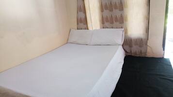Escritorio y ropa de cama