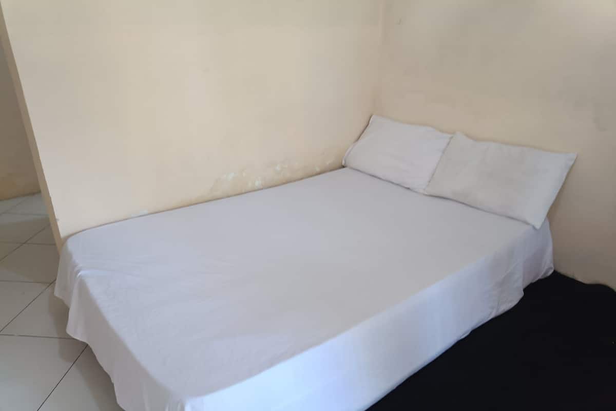 Deluxe Double Room | Desk, bed sheets