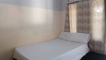 Escritorio y ropa de cama