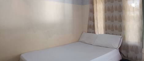 Deluxe Double Room | Meja, cadar katil