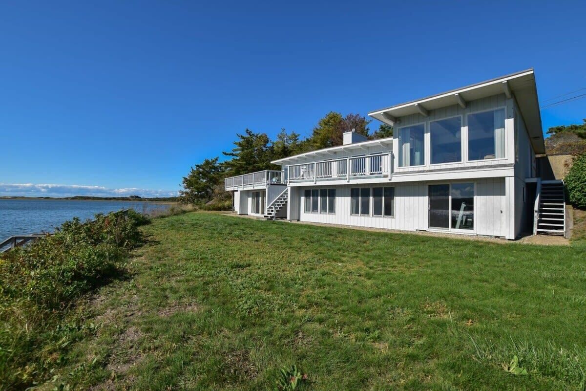 Wellfleet Waterfront home on Private Beach!