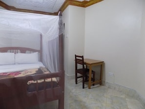 基本雙人房 | 記憶床墊、書桌、筆電工作空間、免費無線上網