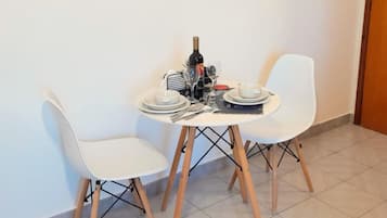 IQ Malamo Studio No.5 Lambi Beach | Área de estar | TV LED 32 polegadas com canais a cabo