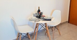 IQ Malamo Studio No.5 Lambi Beach | Área de estar | TV LED 32 polegadas com canais a cabo