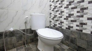 Deluxe Double Room | Bathroom - OYO 93440 Warde Hotel Near Sae Restaurant (Kuripan)