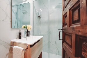 Appartement Supérieur, plusieurs lits | Salle de bain